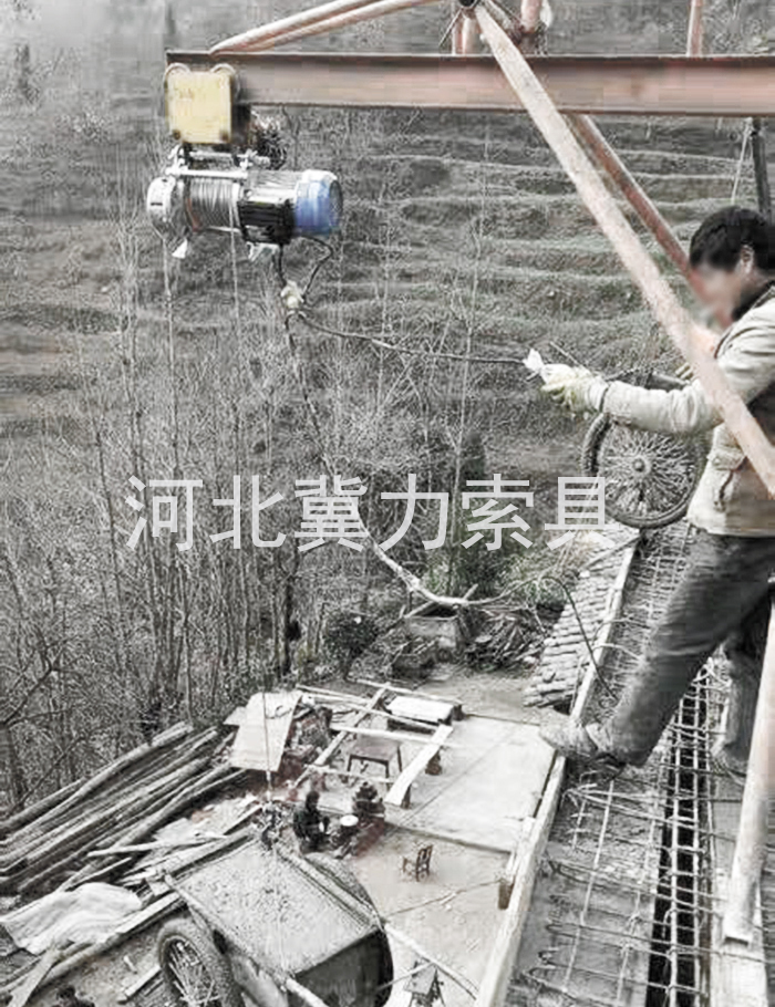 380V1.2噸電動提升機(jī)吊裝使用現(xiàn)場圖